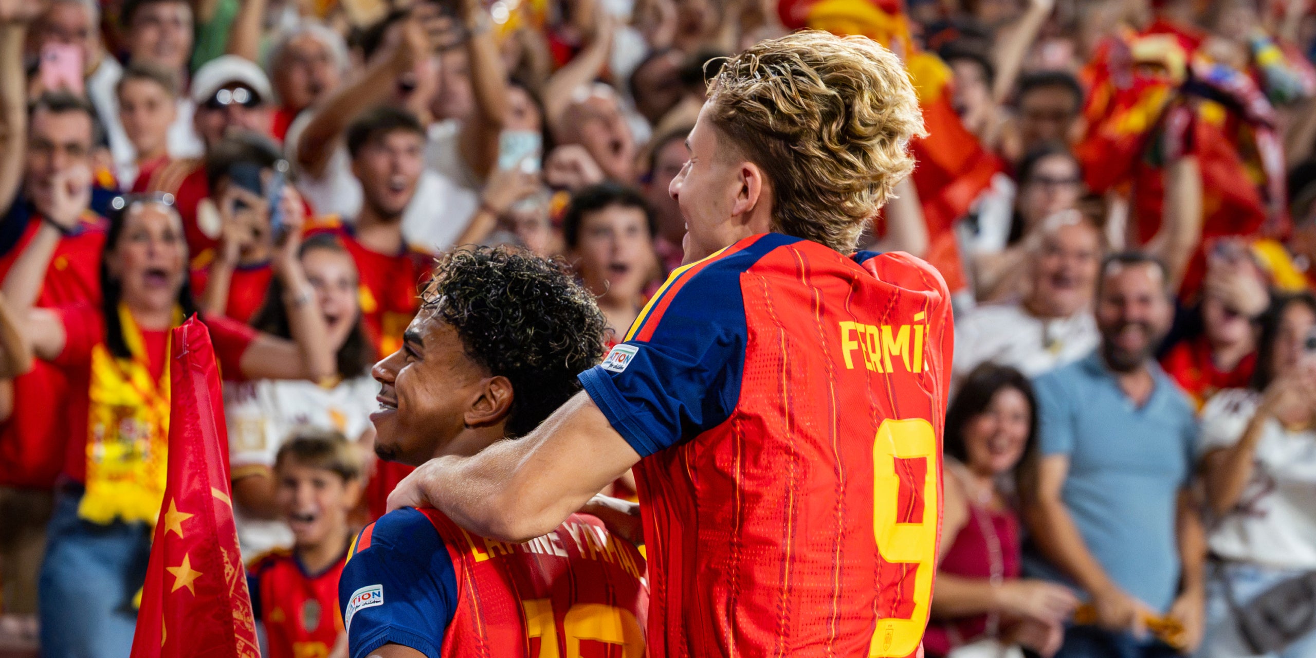 Lamine Yamal i Fermín López, celebrant un gol amb Espanya | Europa Press