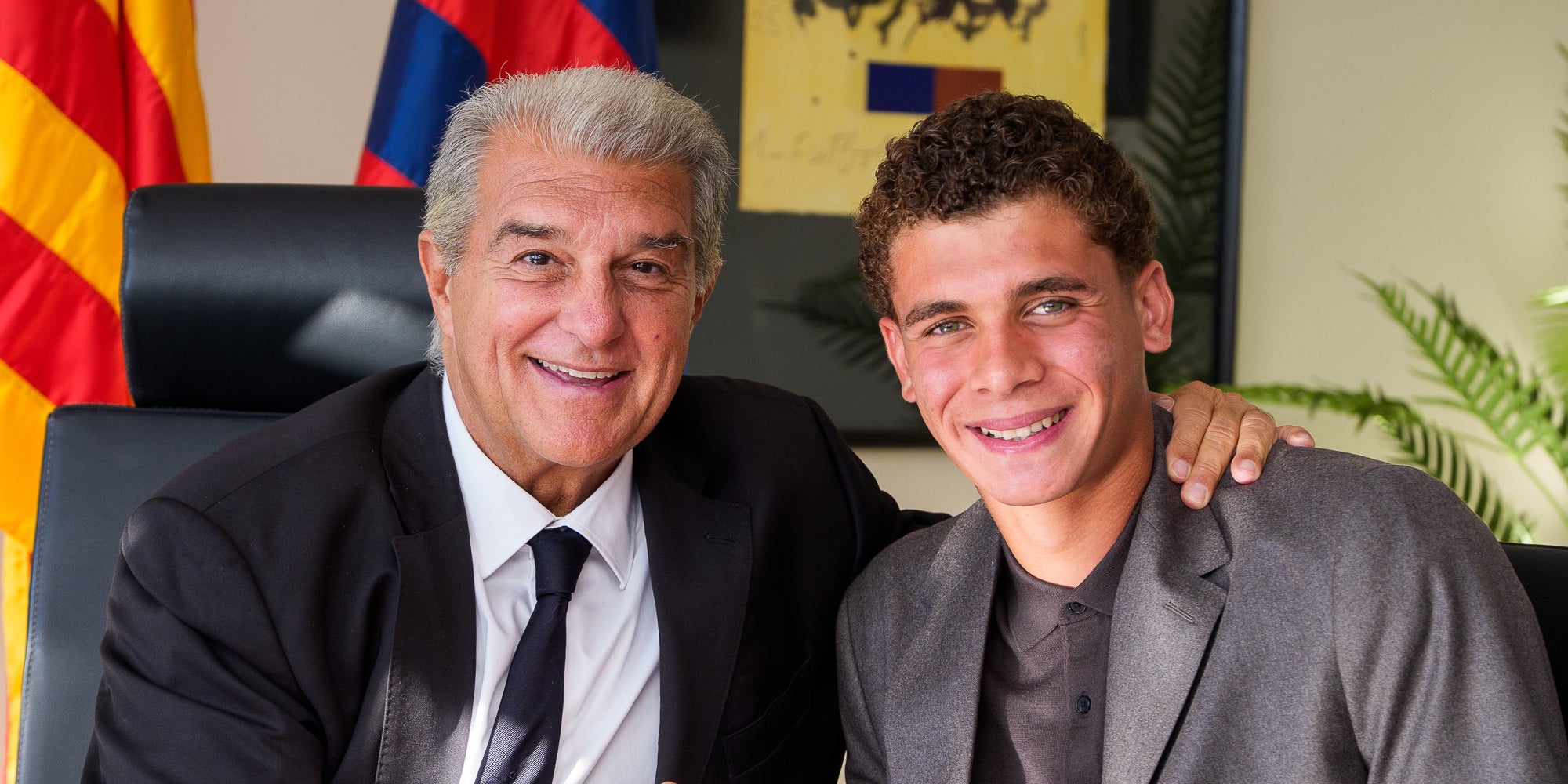 Joan Laporta, amb Hamza Abdelkarim després de la seva renovació fins al 2030 | FC Barcelona