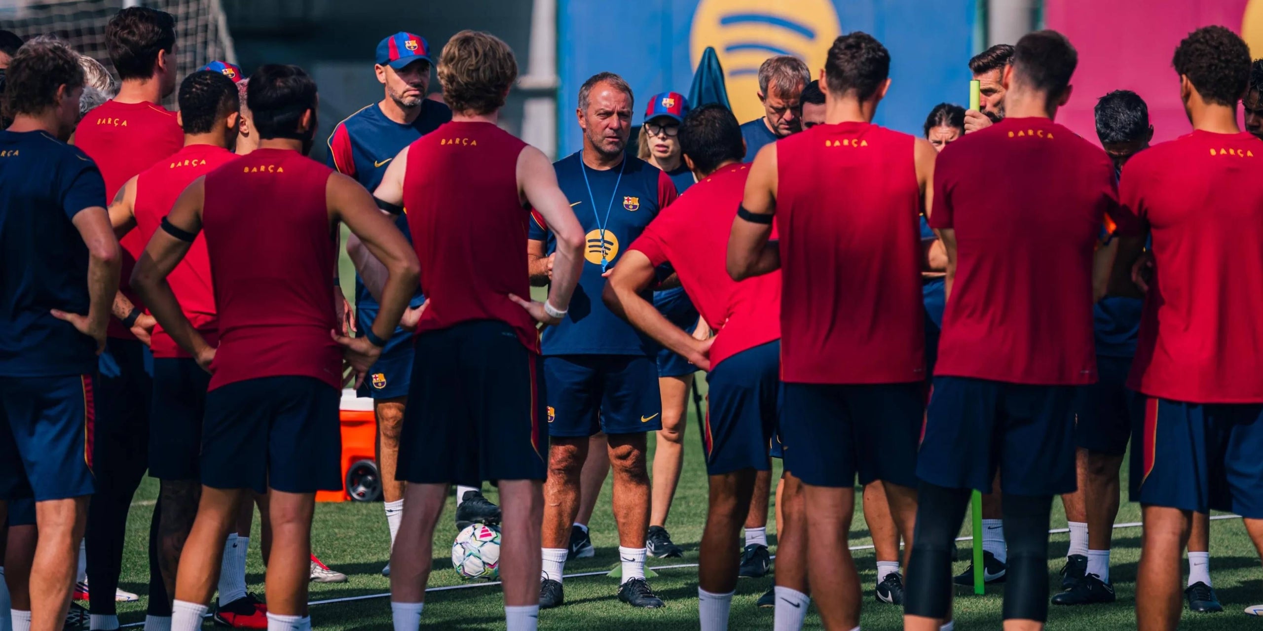 Hansi Flick, donant instruccions als seus jugadors durant un entrenament | FC Barcelona