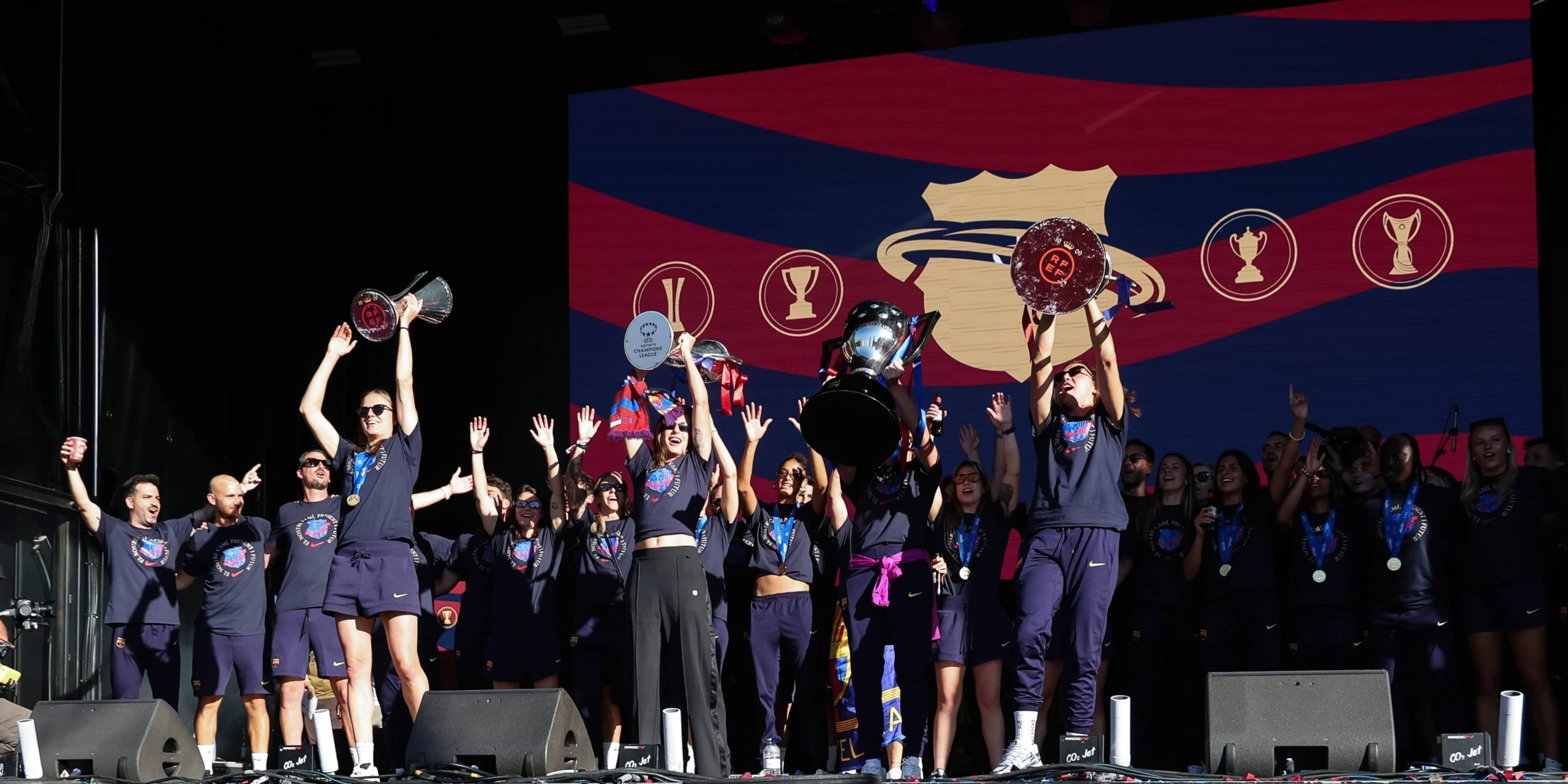 Les jugadores del Barça, amb els títols conquerits la temporada passada | Europa Press