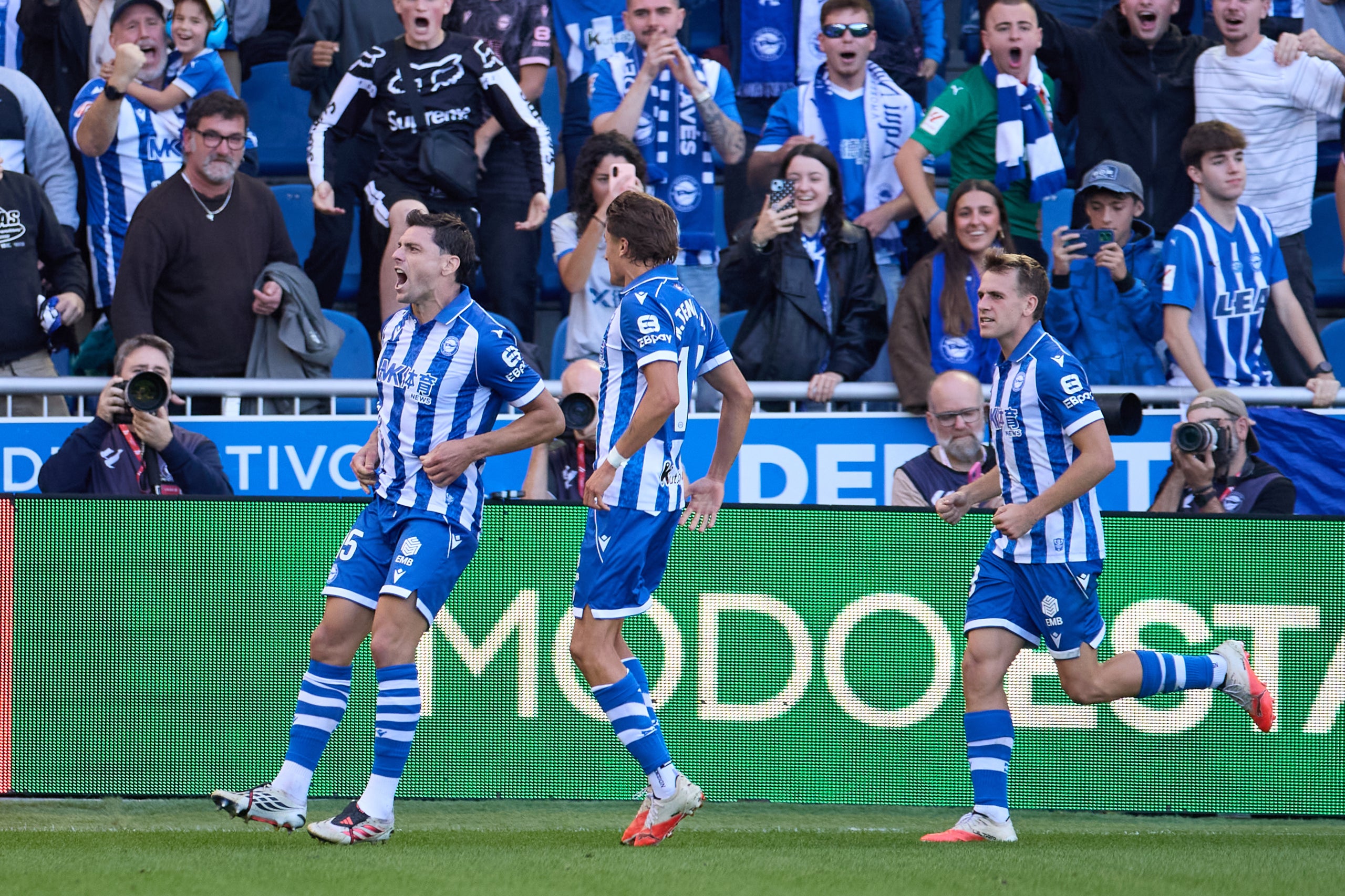 Els jugadors de l'Alabès, celebrant un gol | Europa Press