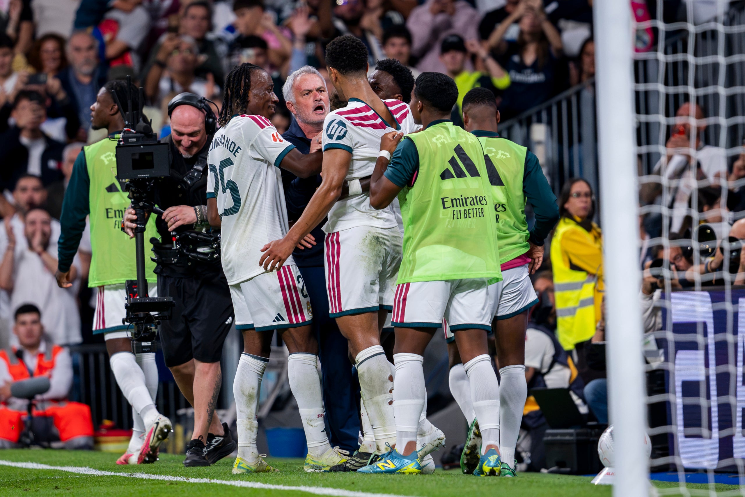 Mourinho, celebrando el gol anulado a Vinícius con los futbolistas. | Europa Press