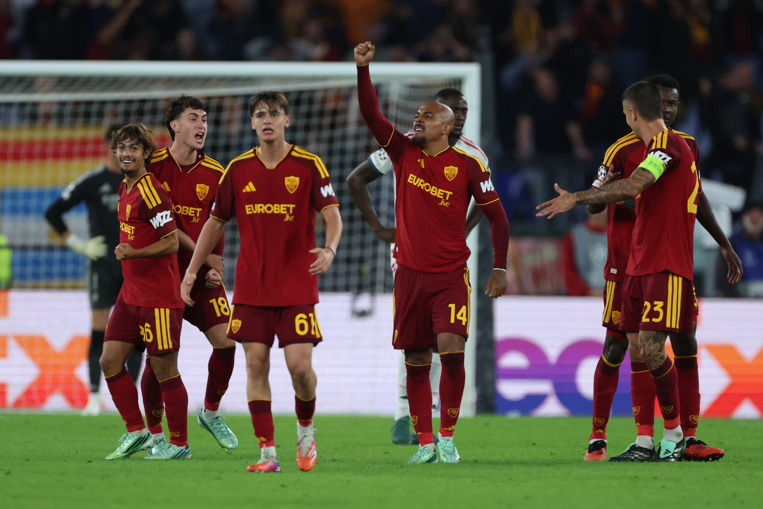 Els jugadors de la Roma, celebrant un dels gols contra el Madrid | Europa Press