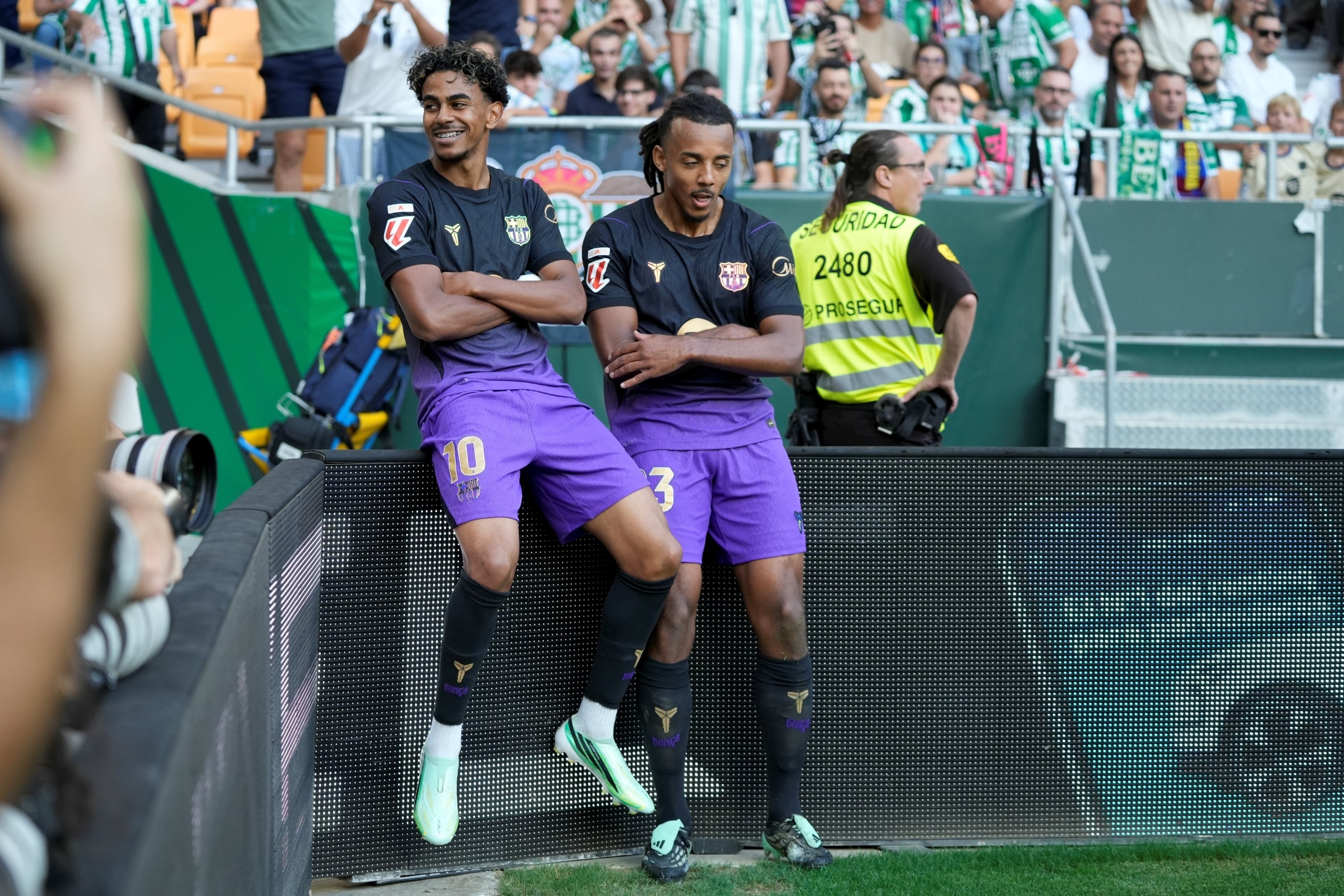 Lamine Yamal i Kounde, celebrant un dels gols contra el Betis | Europa Press