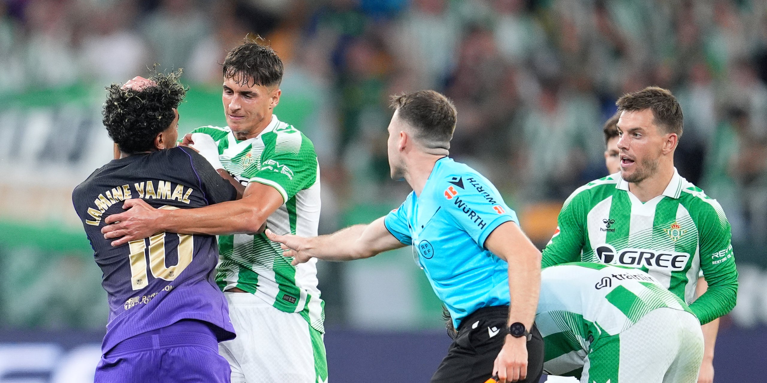 Facundo Bernal, agredint Lamine Yamal durant el Betis-Barça | Europa Press