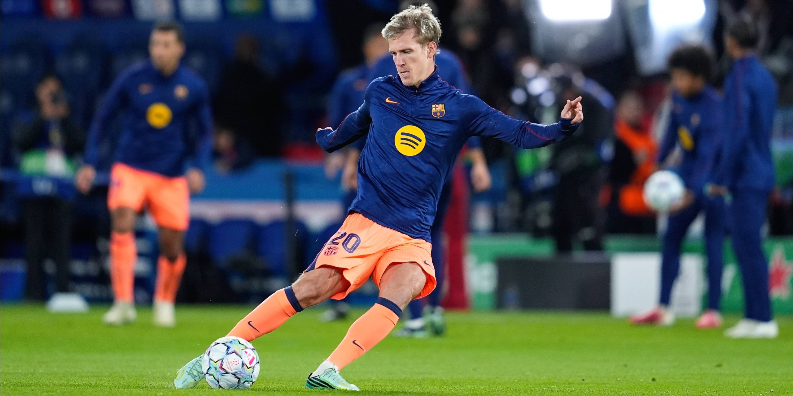 Dani Olmo, durant l'escalfament del PSG-Barça | Europa Press