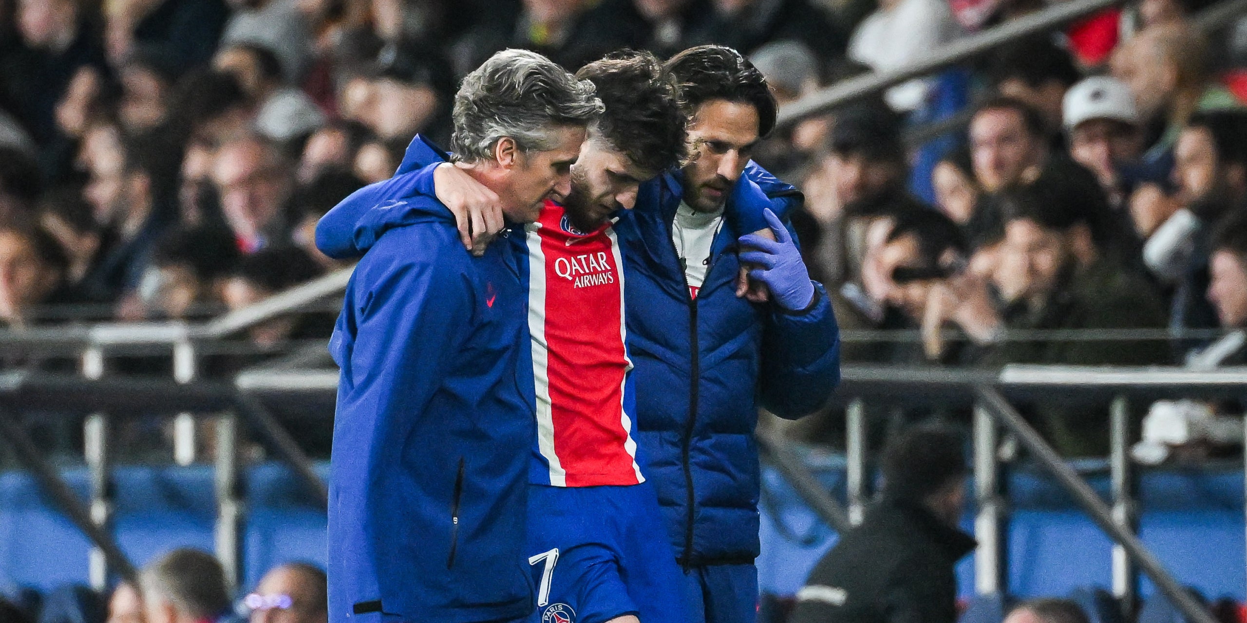 Khvicha Kvaratskhelia, marxant del camp lesionat durant el PSG-Barça de Champions | Europa Press