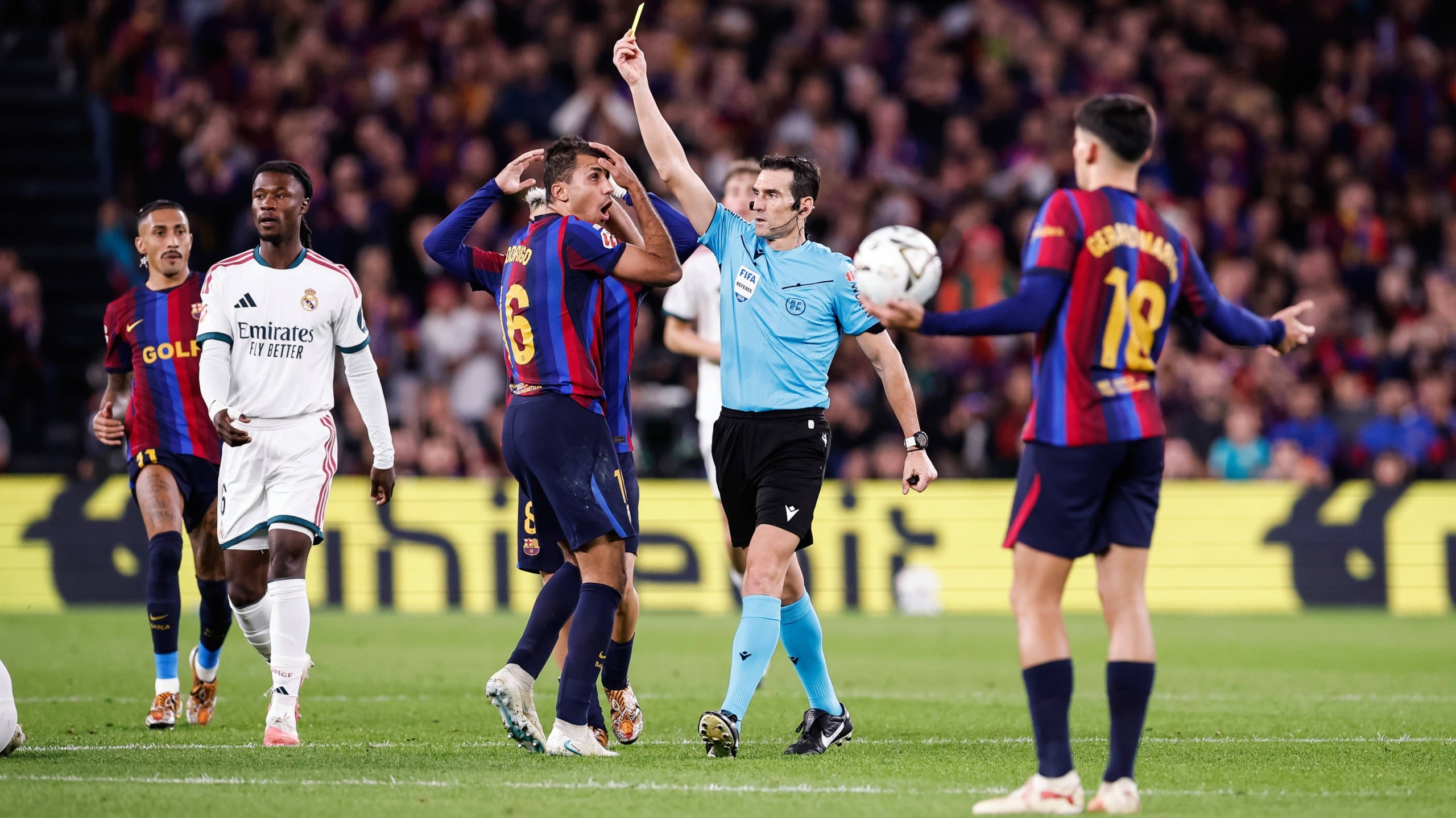 Martínez Munuera, mostrant una targeta groga als jugadors del Barça | Europa Press