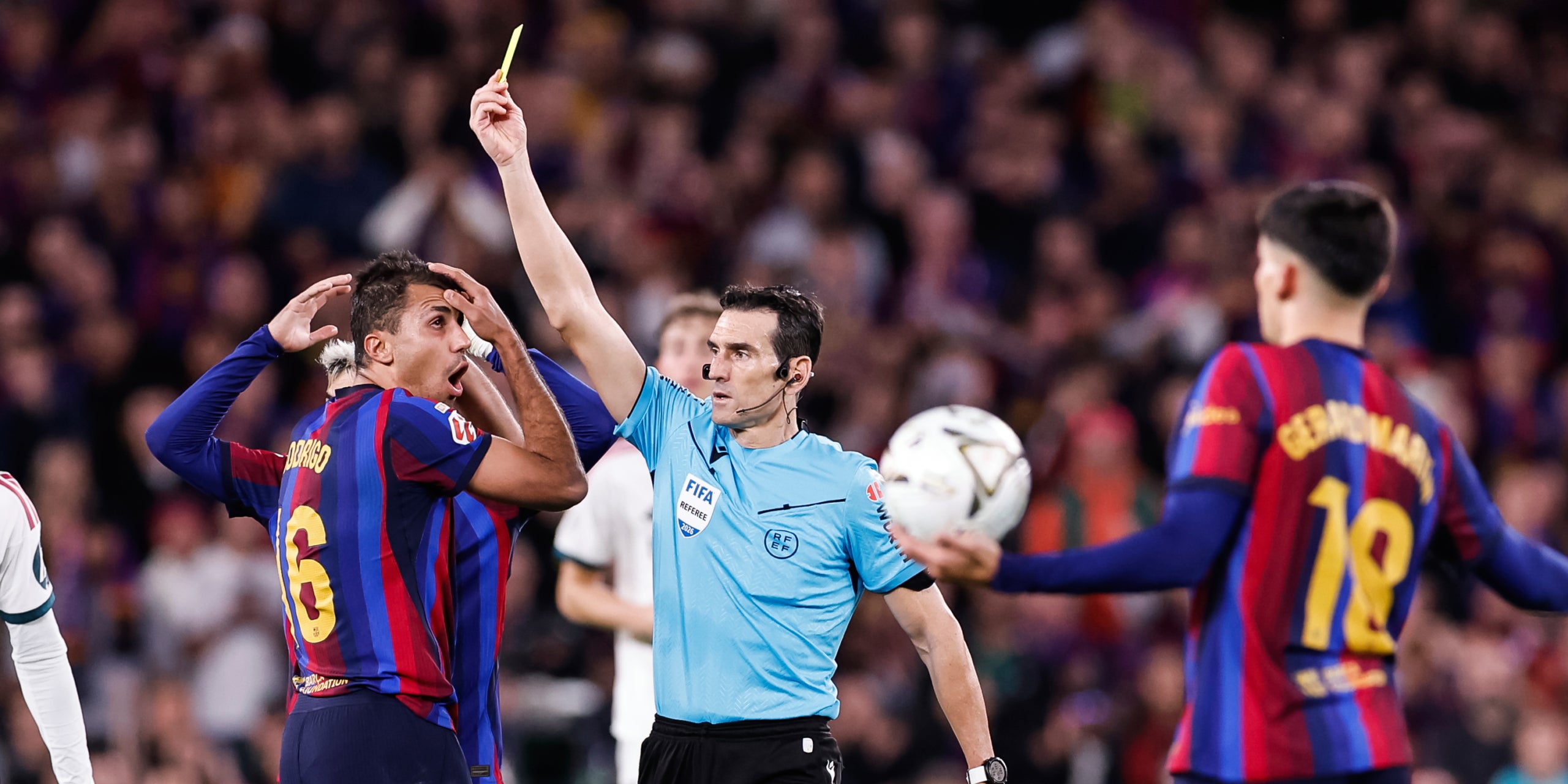Juan Martínez Munuera, ensenyant una groga durant el Barça-Madrid | Europa Press
