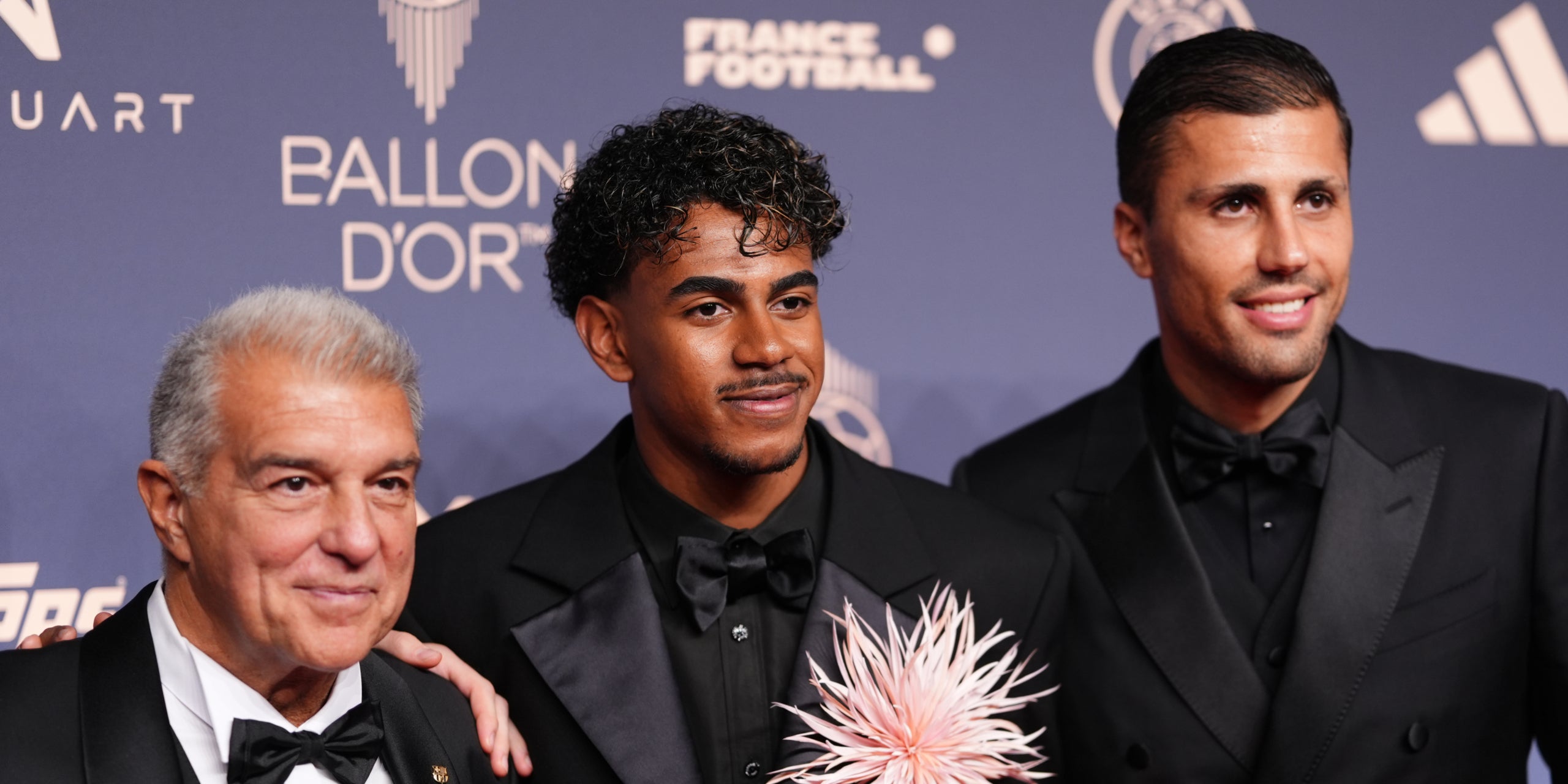 Joan Laporta, Lamine Yamal i Rodri Hernández, durant la gala de la Pilota d'Or 2026 | Europa Press