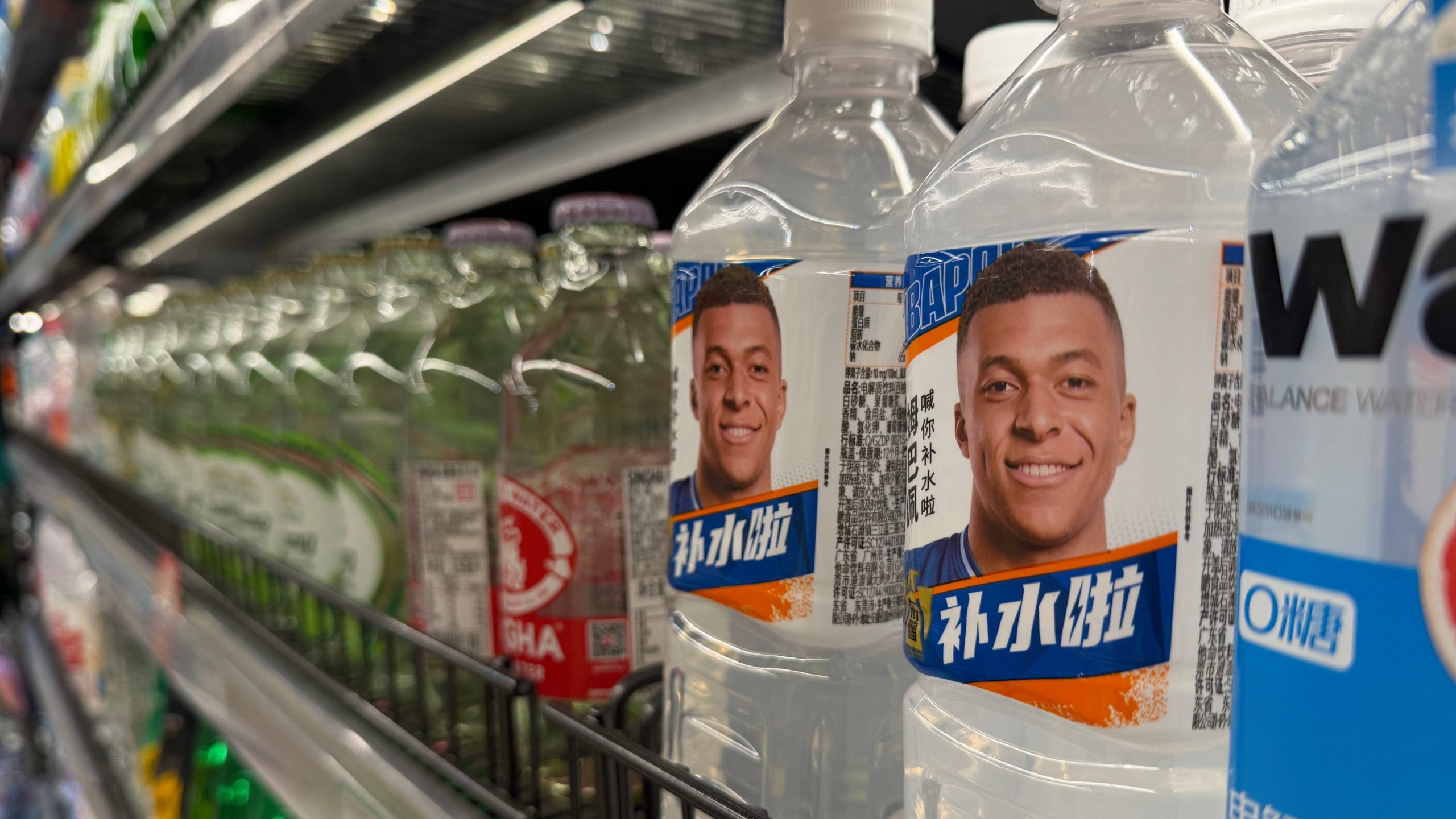 La imatge de Kylian Mbappé, en unes ampolles d'aigua a la Xina | Europa Press
