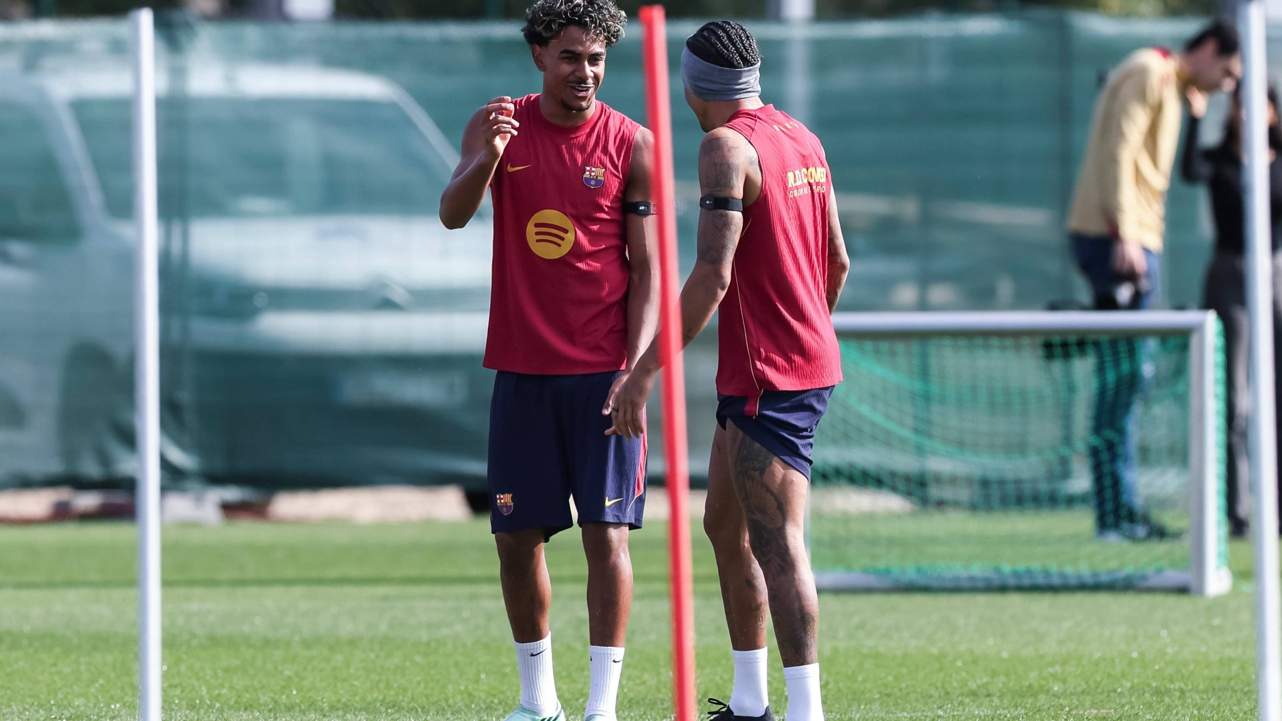 Lamine Yamal i Raphinha, entrenant-se abans del Barça-Alabès | Europa Press